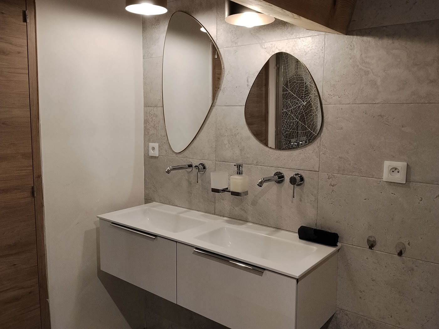 Salle d’eau à l’étage commune à 3 chambres Salle d’eau à l’étage commune à 3 chambres